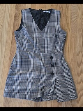 Sleeveless V-Neck Mini Dress in Black and White Plaid